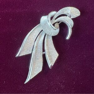 Usner Brooch Pin Ribbon Bow Silver Tone Vintage Signed